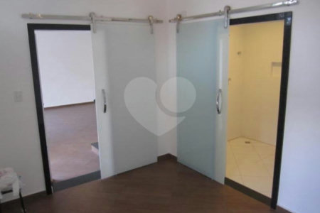 Casa à venda com 4 quartos, sendo 2 suítes, em Moema, São Paulo, SP