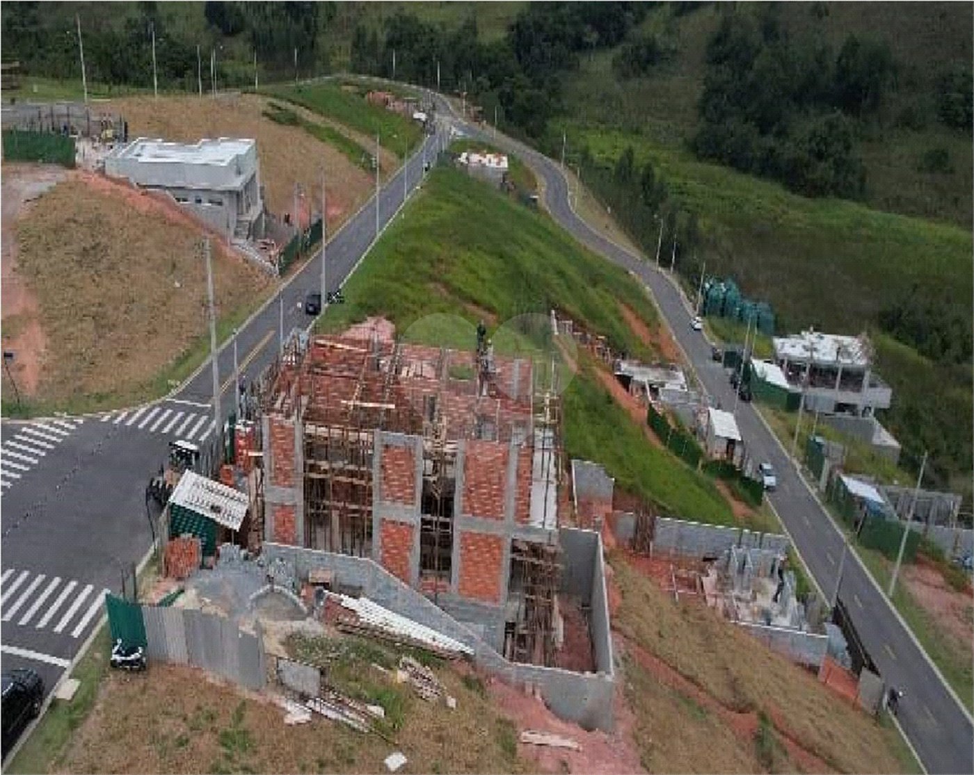 Casa à venda com 3 quartos, sendo 1 suíte,  no condomínio Residencial Club Entresseras, Santa Isabel - SP