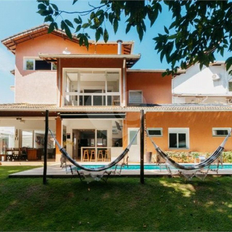 Casa à venda com 5 quartos, sendo 4 suítes, no condomínio Figueira Garden, Atibaia - SP