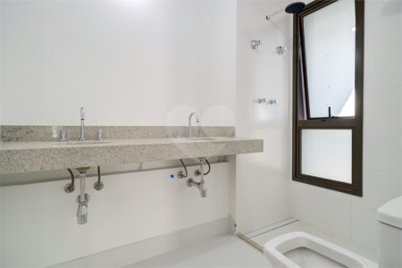 Casa à venda ou para alugar com 3 suítes no condomínio Jardim Flora, São Paulo - SP