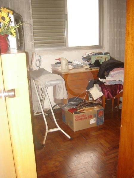 Apartamento com 4 quartos e ampla sala.