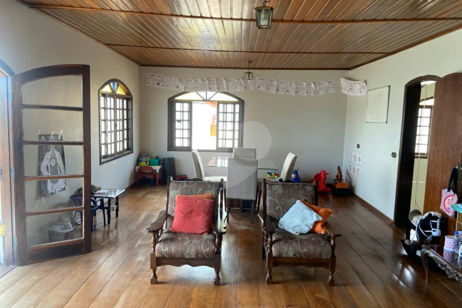 Casa à venda com 5 quartos, sendo 4 suítes, no condomínio Vilarejo Estoril, Mairiporã - SP