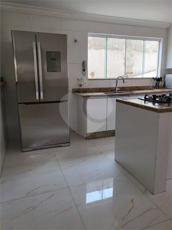 Casa à venda com 4 quartos, sendo 3 suítes, no condomínio Residencial Nelson Pinto, Rio de Janeiro - RJ