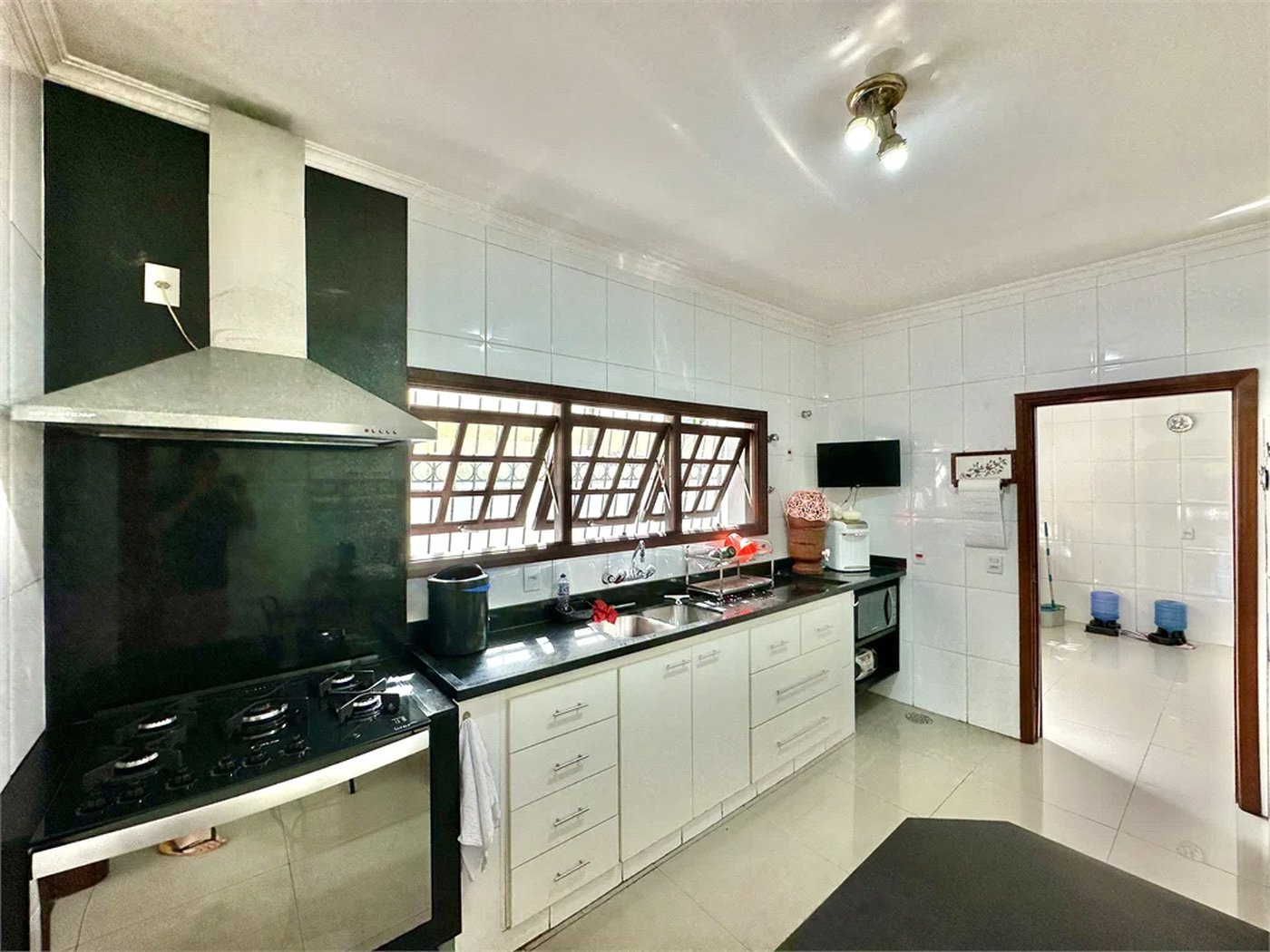 Casa à venda com 5 quartos, sendo 4 suítes, no condomínio Parque dos Príncipes, São Paulo - SP