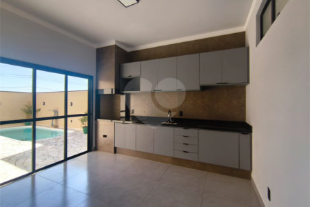 Casa à venda com 3 quartos, sendo 2 suítes, no condomínio Tivolli, Itapetininga - SP