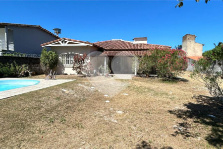 Casa à venda com 3 quartos, sendo 1 suíte, no Centro, Santa Cruz Cabrália, BA