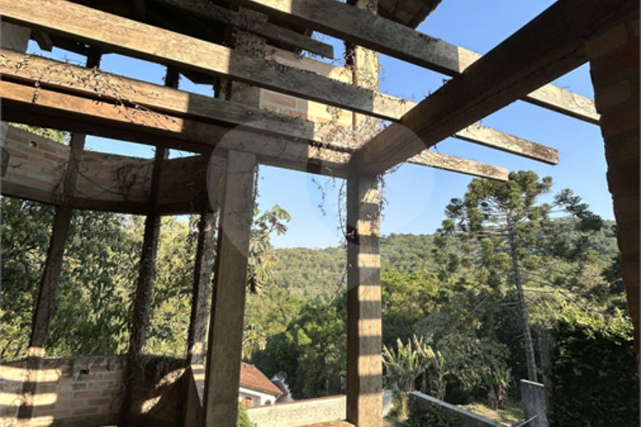 Casa à venda com 3 quartos, sendo 2 suítes,  no condomínio Alpes da Cantareira, Mairiporã - SP