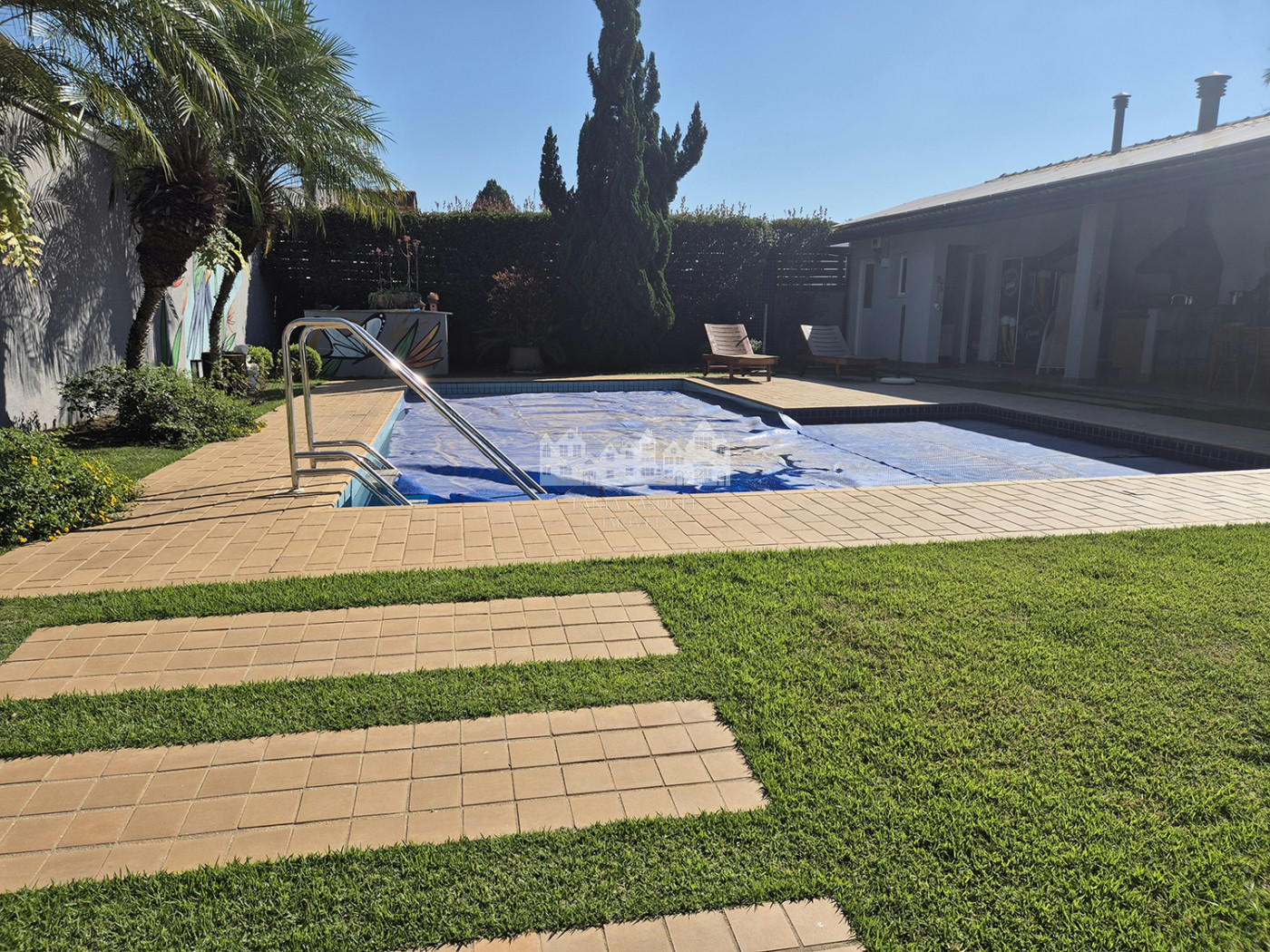Casa térea à venda com 3 quartos, sendo 2 suítes, em Condomínio Flamboyant-B, Atibaia - SP