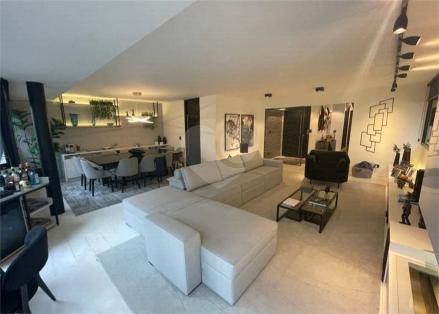Apartamento LINDO reformado 4 dormitórios, sendo 2 suítes 1 mster, closet varandas integradas.
