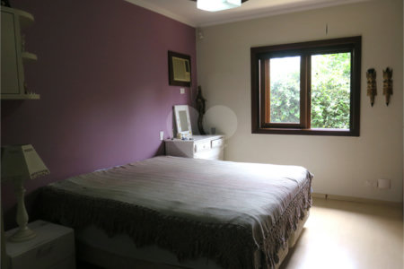 Casa à venda com 4 quartos, sendo 2 suítes, no condomínio Vila das Flores, São Paulo - SP