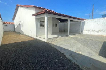 Casa para alugar com 3 quartos, sendo 1 suíte, em Setor Industrial, Balsas, MA