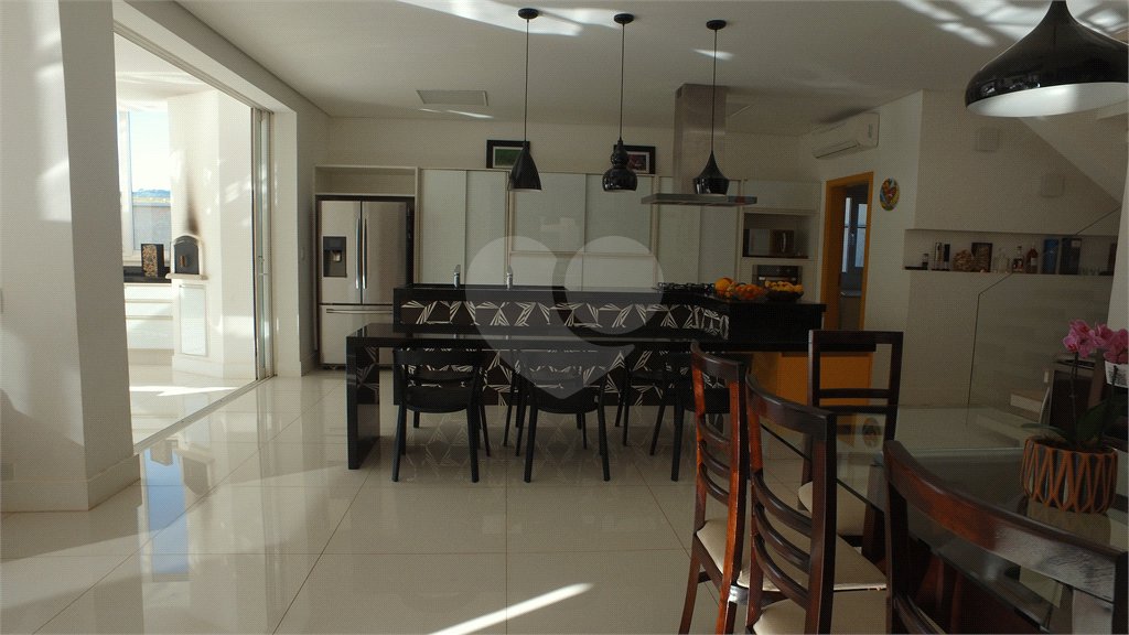 Casa à venda com 4 suítes no condomínio Figueira Gardn, Atibaia - SP
