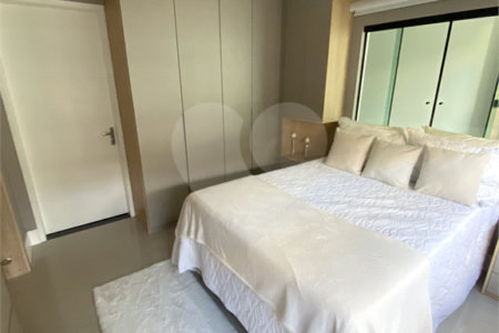 Casa à venda com 4 quartos, sendo 2 suítes, no condomínio Golden Village, Rio de Janeiro - RJ