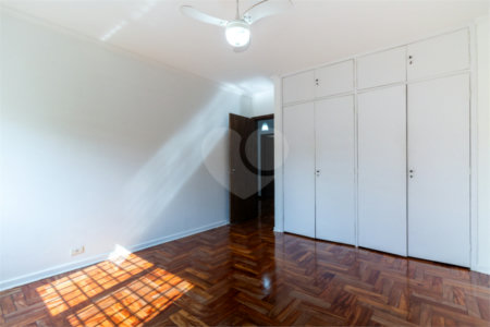 Sobrado à venda com 4 quartos, sendo 2 suítes, em Alto de Pinheiros, São Paulo, SP