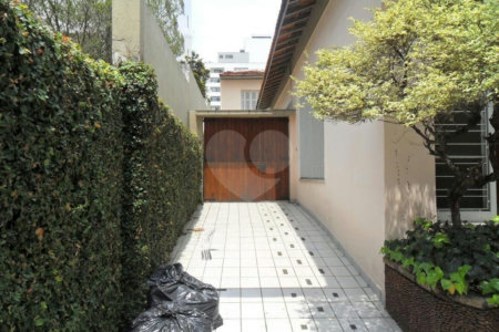 Casa Térrea para alugar com 1 quarto, sendo 3 suítes,  em Indianópolis, São Paulo, SP