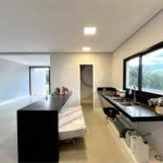 Casa à venda com 3 suítes no condomínio Ninho Verde II, Pardinho - SP