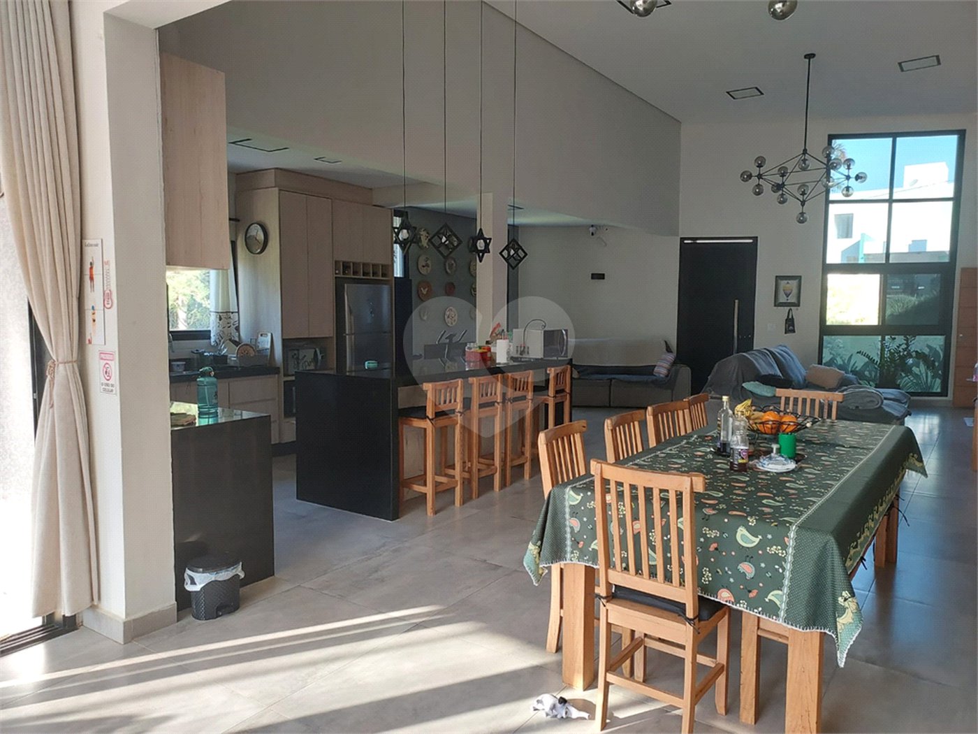 Casa à venda com 4 quartos, sendo 2 suítes,  no condomínio Figueira Garden, Atibaia - SP
