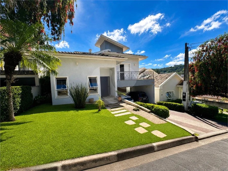 Casa à venda com 3 suítes no condomínio Recanto dos Paturis, Vinhedo - SP