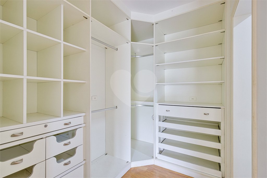 Casa à venda com 4 suítes no condomínio Solar Andaluz, São Paulo - SP
