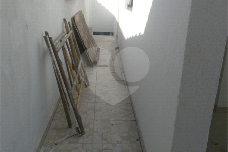 Casa à venda com 3 quartos, sendo 1 suíte,  no condomínio Nair Ramos Shuring, São Paulo - SP