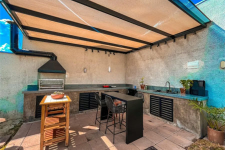 Casa à venda com 4 quartos, sendo 3 suítes, no condomínio Vintage, Cotia - SP