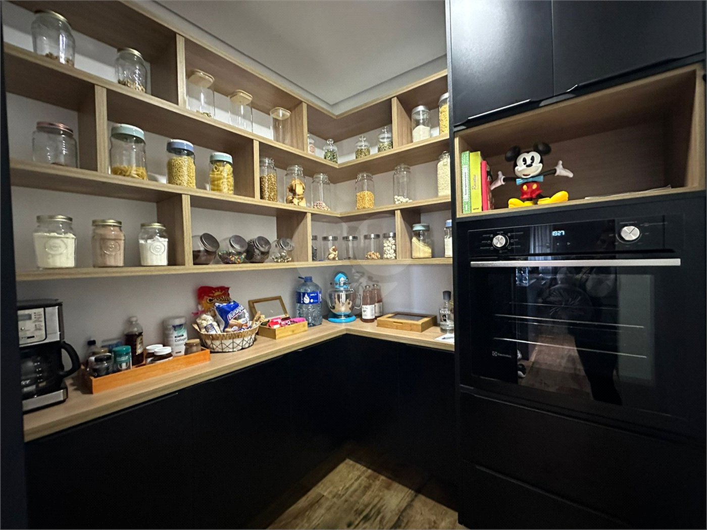 Casa à venda com 3 suítes no condomínio Estância Marambaia, Vinhedo - SP