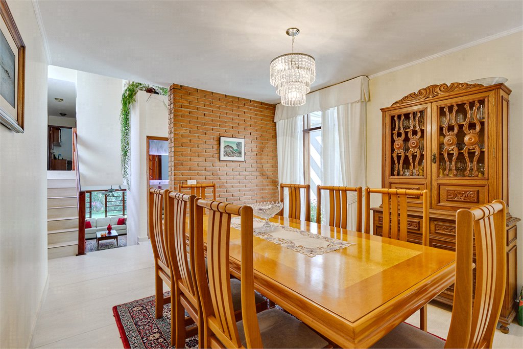 Casa à venda com 3 quartos, sendo 2 suítes, no condomínio Granja do Morumbi, São Paulo - SP