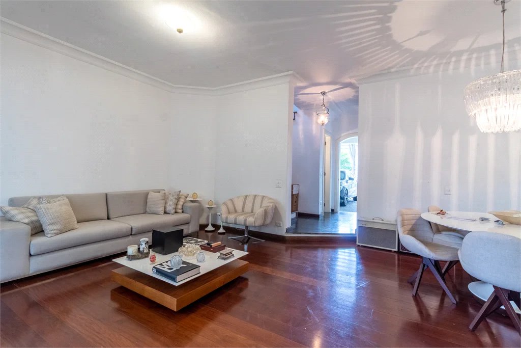 Casa à venda com 4 quartos, sendo 2 suítes, no condomínio Vila das Flores, São Paulo - SP