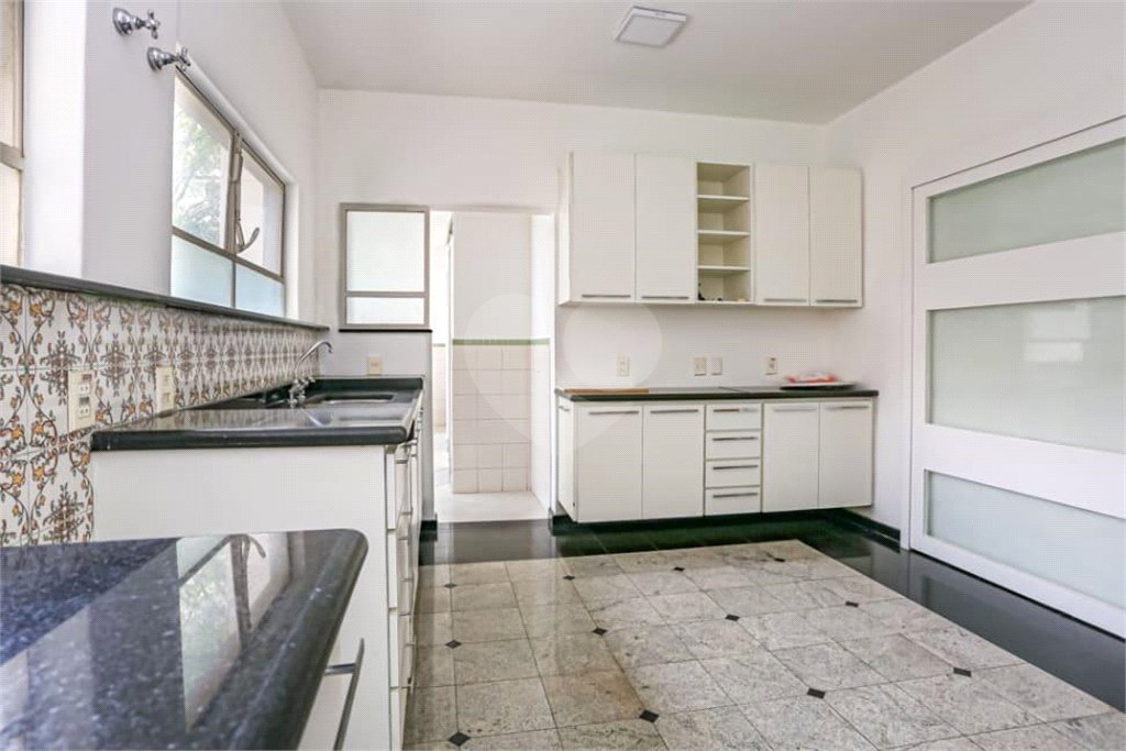 Apartamento na Bela Vista com 228m² 3 dormitorios Aceita e estuda Permuta.
