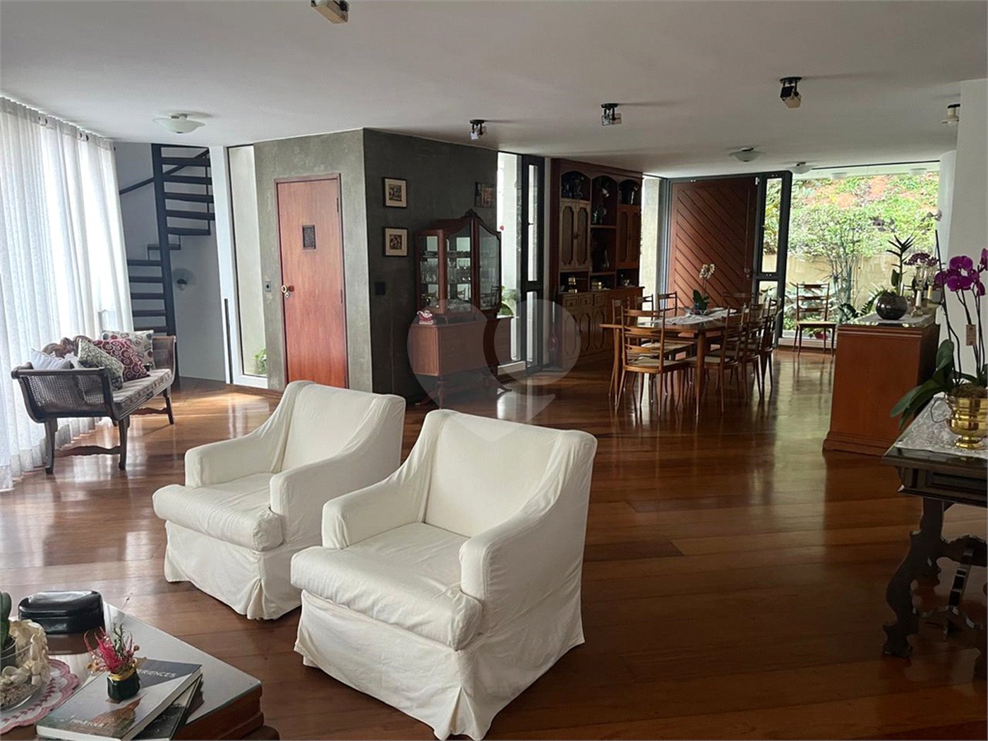 Casa à venda com 4 quartos, sendo 3 suítes, no condomínio Vitoria Regia, São Paulo - SP