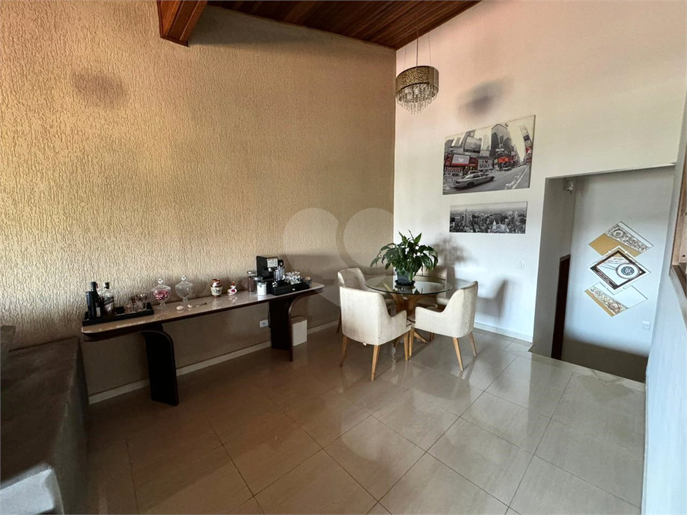Casa à venda com 3 quartos, sendo 1 suíte, no condomínio Residencial Jardim das Flores 1510, Cotia - SP