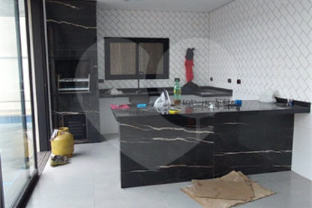 Casa à venda ou para alugar com 5 quartos, sendo 3 suítes, no condomínio Figueira Garden, Atibaia - SP