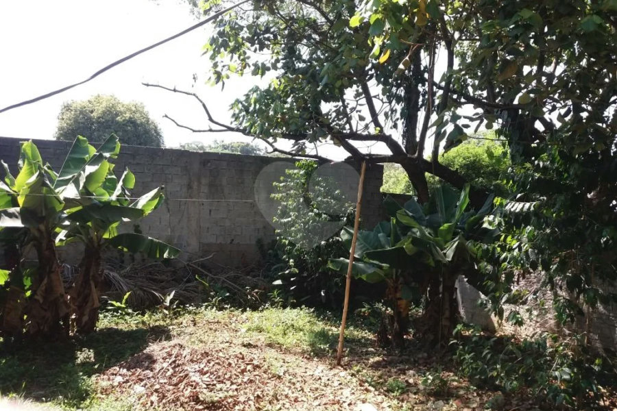 Casa térrea à venda em local tranquilo e arborizado