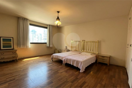 Apartamento à venda com 4 quartos, sendo 3 suítes, em Itaim Bibi, São Paulo, SP
