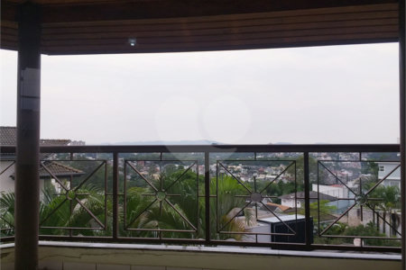 Casa à venda com 4 quartos, sendo 3 suítes, no condomínio Arujá 5, Arujá - SP