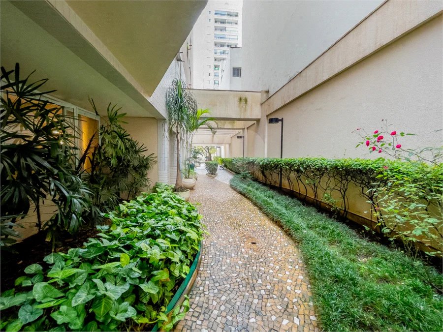 **Apartamento reformado em Higienópolis | 75 m² | 2 dormitórios | 2 banheiros | 1 vaga**