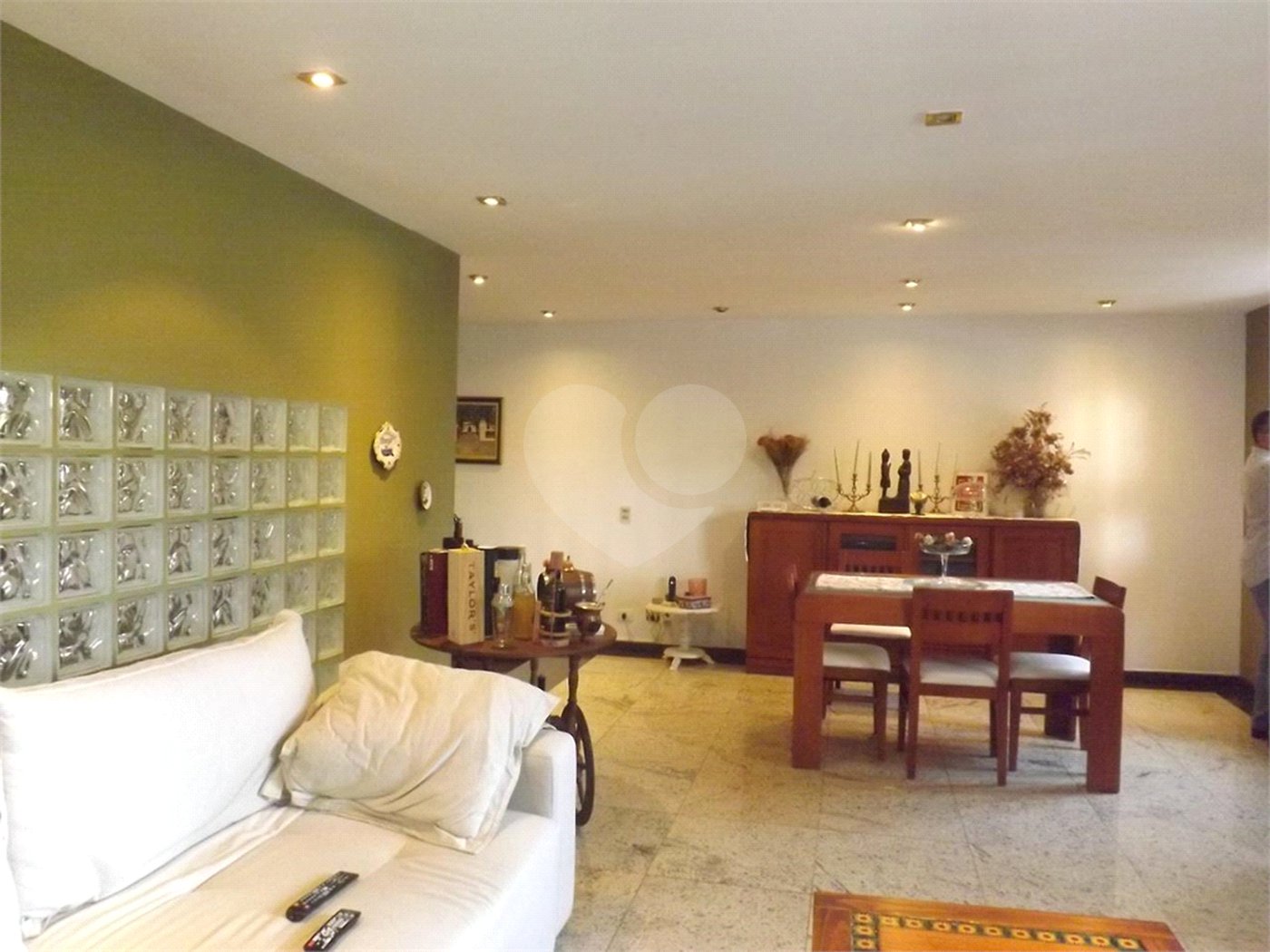 Casa à venda ou para alugar com 4 quartos, sendo 3 suítes,  no condomínio Villa das Flores, São Paulo - SP
