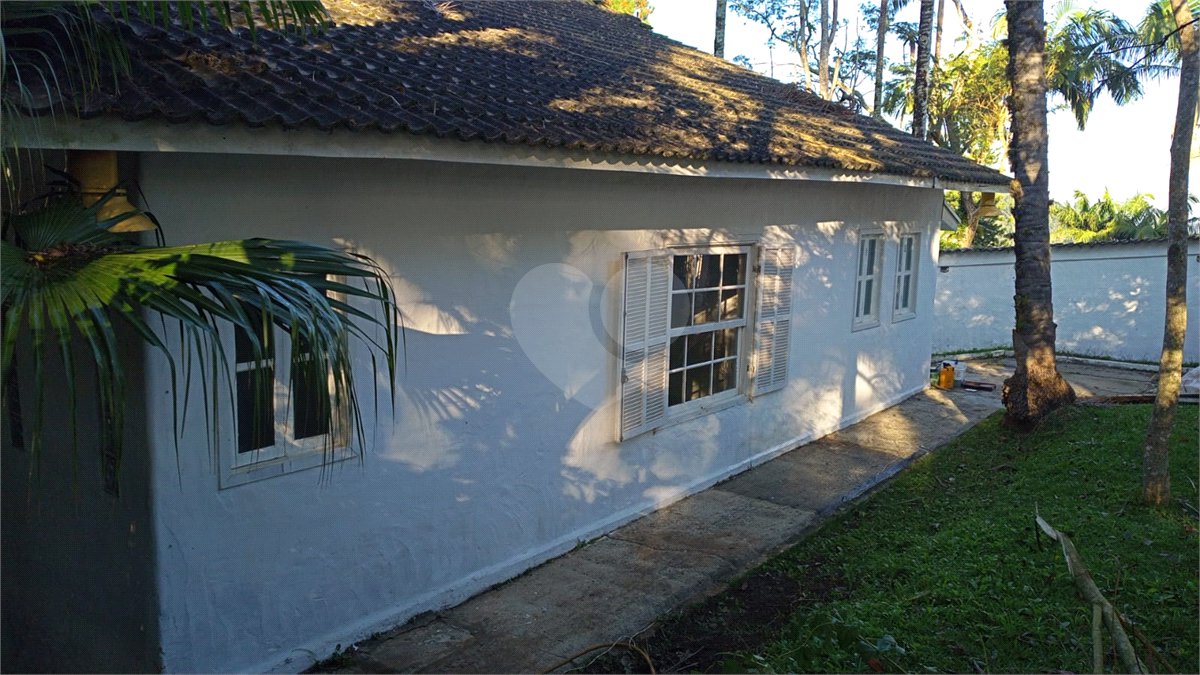 Casa à venda com 3 quartos, sendo 2 suítes, no condomínio Gleba II, Mairiporã - SP