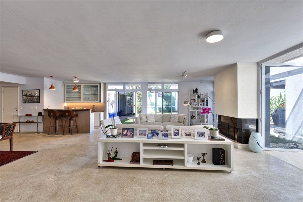 Casa à venda com 4 suítes em Jardim Cordeiro, São Paulo, SP