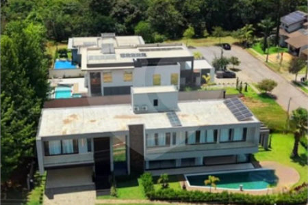 Casa à venda com 4 suítes no condomínio Figueira Garden, Atibaia - SP
