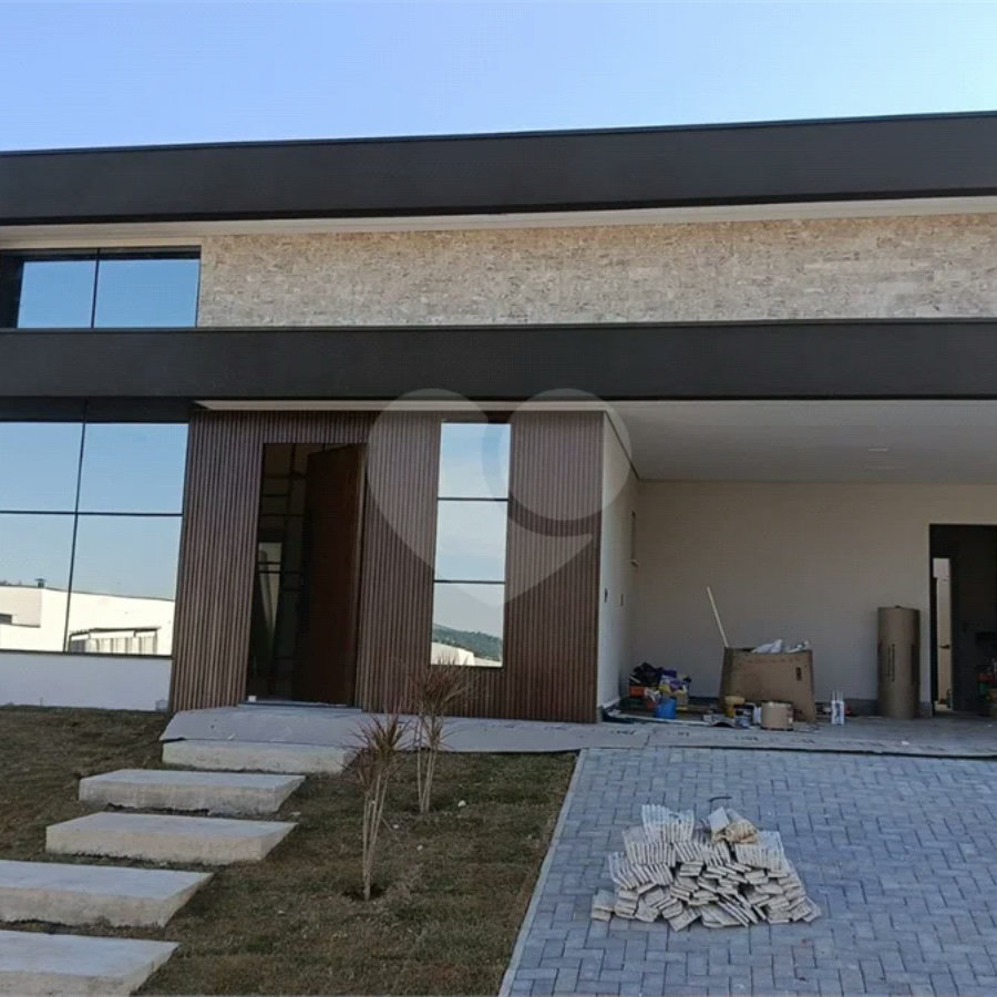 Indaiatuba - Casa térrea Condomínio London park - Terreno 300 m2 - Construção 196m2. - Excelente localização no condomínio e lindo acabamento. 3 Suítes todas com porta balcão integrada e persiana automatizada com blackout, controle remoto e ar condicionado split 9000 BTU instalado.Suíte principal