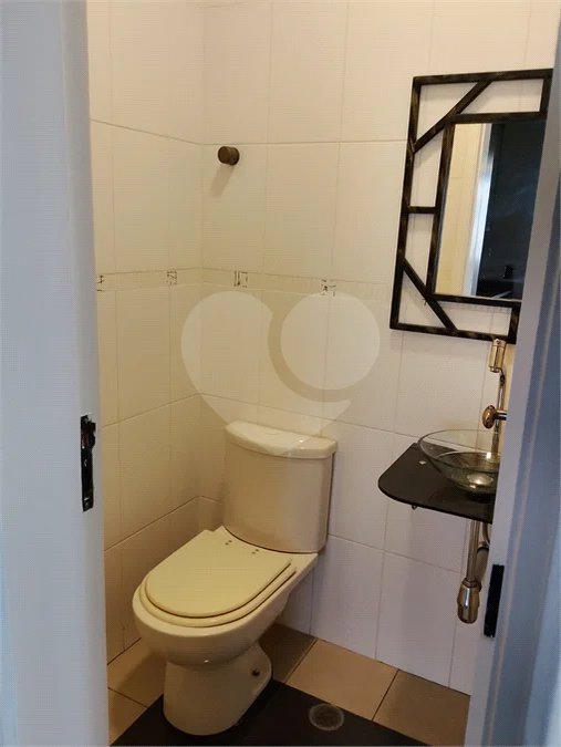Linda cobertura Duplex om 3 dormitórios, sendo uma suíte com armários e ar condicionado e 2 vagas .