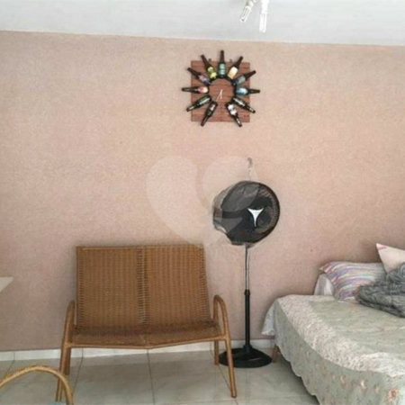 Casa térrea com 3 dormitórios, sendo 2 suítes.