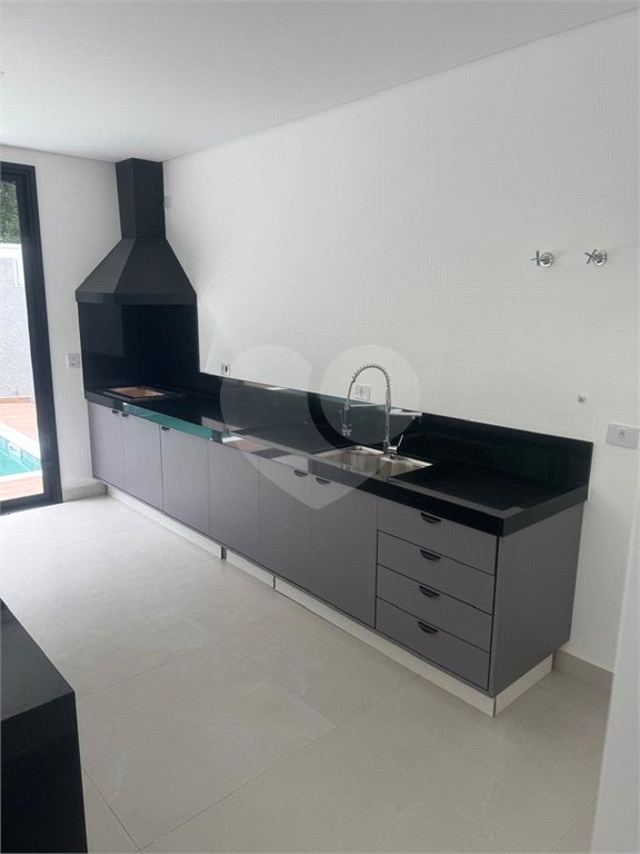 Casa à venda com 4 suítes no condomínio Figueira Garden, Atibaia - SP