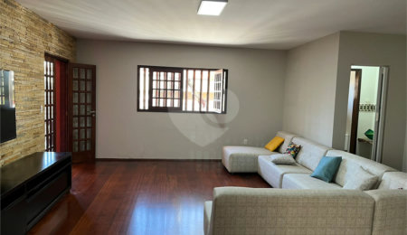 Casa Térrea à venda com 5 quartos, sendo 3 suítes,  em Vila Oliveira, Mogi das Cruzes, SP