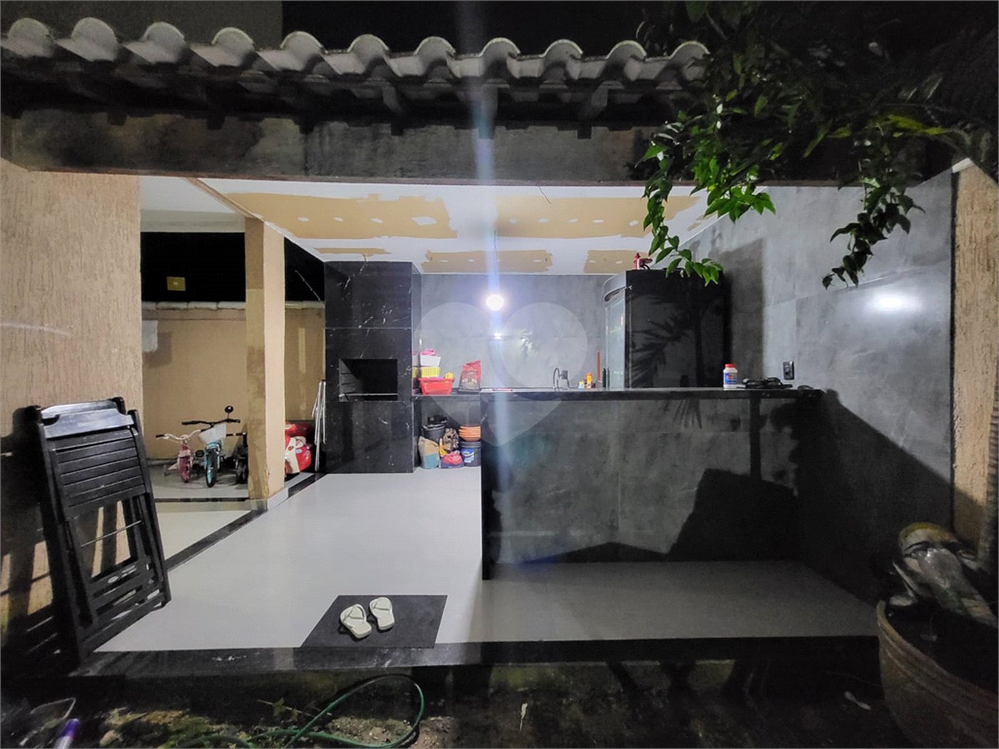 Casa à venda com 4 quartos, sendo 3 suítes, no condomínio Residencial Nelson Pinto, Rio de Janeiro - RJ