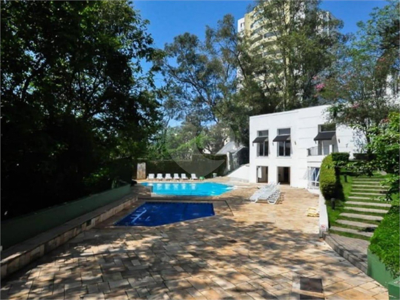 Casa à venda com 4 quartos, sendo 2 suítes, no condomínio Vila das Flores, São Paulo - SP