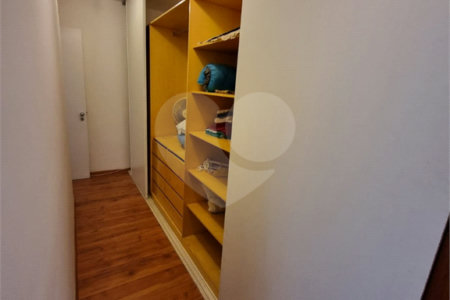 Casa à venda com 4 quartos, sendo 1 suíte, no condomínio Horizontal Newport Village, São Paulo - SP