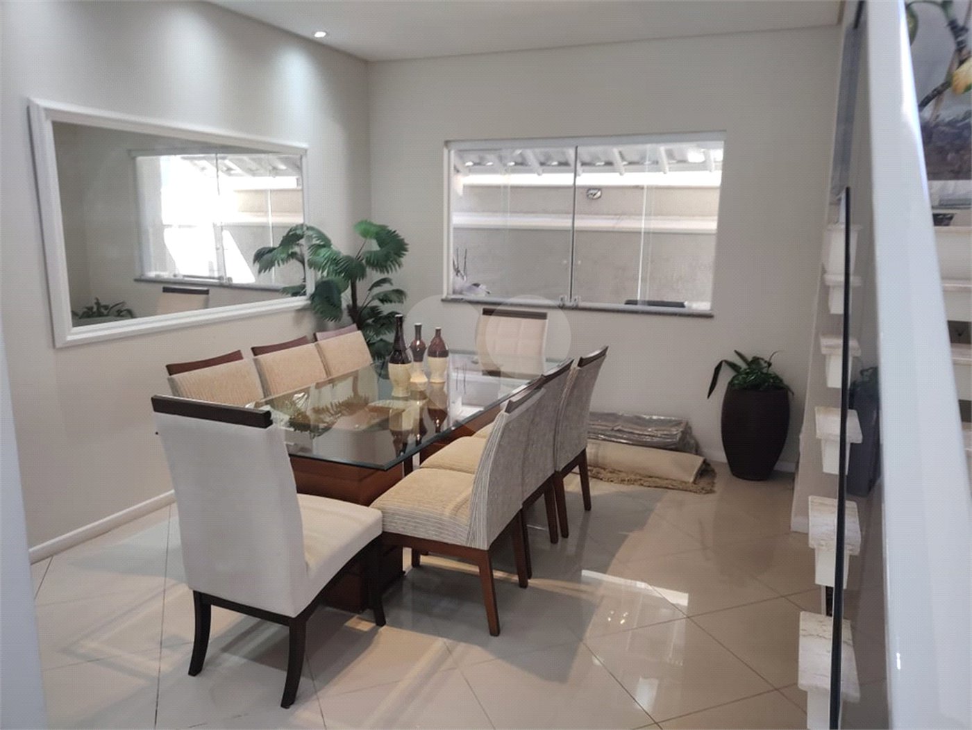 Casa à venda com 4 quartos, sendo 2 suítes, no condomínio Residencial Jardim das Palmeiras, Vinhedo - SP