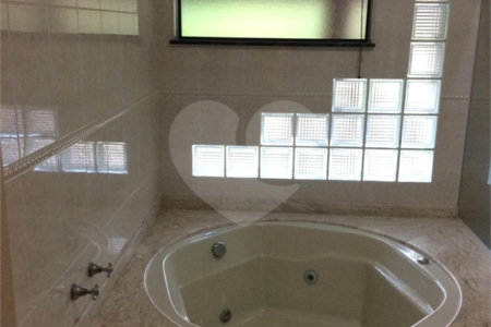 Casa à venda com 4 quartos, sendo 2 suítes, no condomínio Flamboyant, Atibaia - SP